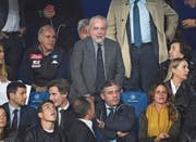 Nimmt heute auf der Letzigrund-Tribüne Platz: Napoli-Präsident Aurelio De Laurentiis (Mitte). (Bild: Francesco Pecoraro/Getty (6. November 2018, Neapel))