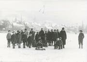 Der Zugersee fror im Februar 1929 vollständig zu. Zugerinnen und Zuger freuten sich über das Ereignis und posierten für ein Foto. (Bild: Staatsarchiv Zug (Sammlung Werner Spillmann))