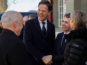 Lockerer Austausch auf höchster politischer Ebene: Der niederländische Premier Mark Rutte wurde am Mittwoch in Bern von einer Delegation des Bundesrats empfangen. (Bild: KEYSTONE/ANTHONY ANEX)