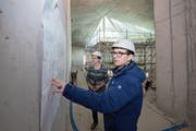 Betriebsleiterin Theres Meierhofer und deren Stellvertreter Reto Christen nehmen auf der Baustelle einen Augenschein. (Bilder: Eveline Beerkircher (Engelberg, 13. Februar 2019))