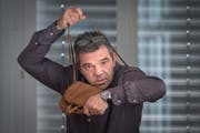 Urs Bücheler von der Kriminalpolizei St. Gallen zeigt, wie man sich gegen Trickbetrüger schützen kann. (Bild: Benjamin Manser)