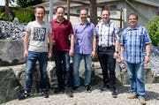 Gemeinderat Roger Kernen verzichtet auf eine Wiederwahl. Wieder gewählt wurden Gemeindepräsident Rolf Bosshard und die Gemeinderäte Stefan Blum, Andreas Eggenberger und Rolf Frei. (Bild: PD)