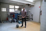 Adam Koc in den Räumen des Ehemaligen Café Schnell. Wo jetzt noch Baumaterial und Staub liegen, soll es ab dem Frühjahr Amerikanische Spezialitäten bei topmoderner Restuaranteinrichtung geben. (Bild: Martin Rechsteiner)