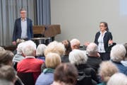 Stadträtin Maria Pappa bei einer Informationsveranstaltung über die Neugestaltung von Marktplatz und Bohl. Links Stadtplaner Florian Kessler. (Bild: Urs Bucher - Kirchgemeindehaus St.Mangen, 15. Dezember 2017)