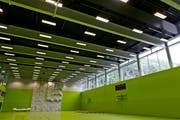 Die neue Dreifachsporthalle nach Abschluss der Bauarbeiten – neu ist die grüne Bodenfarbe. Sie soll nicht mehr ans Unglück erinnern. (Bild: Michel Canonica, 3. Juli 2013)