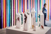 Der Vorhang aus bunten Seidenstreifen und die Keramikinstallation stammen von Grace Schwindt. (Bild: Urs Bucher)
