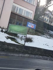 Eines von zahlreichen Anti-Spangen-Plakaten. (Bild: JSVP)
