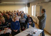 Der Urner alt Nationalrat Franz Steinegger sprach vor einem vollen Saal. (Bilder: Primus Camenzind (Sarnen, 12. Februar 2019))