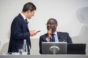 Credit-Suisse-CEO Tidjane Thiam (rechts) spricht mit Adam Gishen, Chef von Investor Relations. Bild: Ennio Leanza/Keystone (Zürich, 14. Februar 2019)