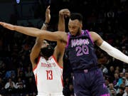 Minnesotas Josh Okogie (rechts) macht James Harden das Punkten nicht leicht (Bild: KEYSTONE/AP/JIM MONE)