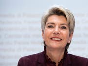 Bundesrätin Karin Keller-Sutter wirbt an ihrer ersten Medienkonferenz als Justizministerin für ein Ja zum revidierten Waffengesetz. Beim einem Nein droht das Ende der Schengen- und Dublin-Zusammenarbeit. (Bild: KEYSTONE/ANTHONY ANEX)