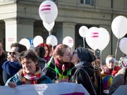 Am Valentinstag haben homosexuelle Paare an einer Kundgebung die rasche Öffnung der Ehe für alle gefordert. Die Rechtskommission hat gleichentags einen Gesetzesentwurf verabschiedet. (Bild: KEYSTONE/ANTHONY ANEX)