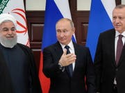 Russlands Präsident Wladimir Putin (Mitte) fordert am Syrien-Gipfel in Sotschi die USA auf, die Truppen rasch aus Syrien abzuziehen. Am Gipfel vereinbarte er mit dem türkischen Staatschef Recep Tayyip Erdogan (rechts) und Irans Präsident Hassan Ruhani, das Vorgehen im Syrien zu koordinieren. (Bild: KEYSTONE/EPA POOL/SERGEI CHIRIKOV / POOL)