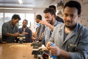 Beim Projekt LernEtwas werden berufliche Erstkenntnisse und Fähigkeiten an anerkannte Flüchtlinge in Rorschach weitergegeben.