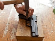 Der Verurteilte im Mordfall von Schafhausen im Emmental BE hätte seine Dienstwaffe lange vor seiner Tat abgeben müssen. (Bild: KEYSTONE/GAETAN BALLY)