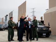US-Präsident Donald Trump will den Notstand ausrufen, um die Grenzmauer zwischen Mexiko und den USA bauen zu können. (Archivbild von einer Besichtigung von Prototypen) (Bild: KEYSTONE/AP/EVAN VUCCI)