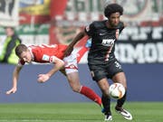 Caiuby, im Bild im Duell mit dem damaligen Mainzer Fabian Frei im Frühjahr 2016, verstärkt die Grasshoppers im Abstiegskampf (Bild: KEYSTONE/EPA DPA/TORSTEN SILZ)