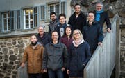 Gut die Hälfte der Kandidierenden der SP Frauenfeld für die Gemeinderatswahlen 2019 posieren vor dem Schloss. (Bild: Reto Martin)