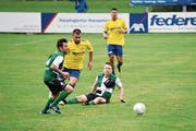 Au-Berneck und Rebstein eröffnen heute um 18.30 Uhr den Alpha-Cup. Das Ligaduell zwischen den beiden Teams mit (von links) dem Ex-Auer Daniel Zeilinger, Flügelflitzer Lendim Ibrahimi, Marcel Dürr und Raoul Marino (hinten) – war spannend, die Degern-Elf holte ein 0:2 auf und gewann 3:2. (Bild: Archiv/rez)