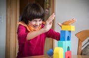 Ramona und ihr liebstes Spielzeug. Den Turm hat sie nicht selbst gebaut.
