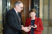 Viola Amherd und Guy Parmelin bei der symbolischen Schlüsselübergabe im Verteidigungsdepartement. (Bild: Peter Schneider/Keystone, Bern, 20. Dezember 2018)