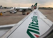 Alitalia-Jets warten auf den Start auf dem Flughafen in Mailand (Bild: Luca Bruno/AP, 7. Mai 2014)