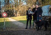Dorena Raggenbass, Fabio Frison und Klemenz Somm stellen den Standort des Projekts vor. (Bild: Reto Martin)