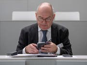Hat genug vom Blättern: Bundesgerichtspräsident Ulrich Meyer lanciert in Luzern das Digitalisierungsprojekt Justitia 4.0 für die Schweizer Justiz. (Bild: Urs Flüeler / Keystone)