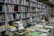 ...und das Sitterwerk im Sittertal bei Bruggen (im Bild die Bibliothek) erhalten im laufenden Jahr nicht mehr Geld von der Stadt. Der Stadtrat hat aus finanzpolitischen Überlegungen ursprünglich vorgesehene Beitragserhöhungen gestrichen. (Bilder: Ralph Ribi/Trix Niederau)