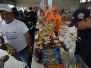 Der Bevölkerung in Venezuela fehlt es an Lebensmitteln, Medikamenten und Hygiene-Artikeln. Hilfsgüter erreichen zwar die Sammelstellen ausserhalb des Landes, wie hier in Kolumbien, werden jedoch nicht ins Land gelassen. (Bild: KEYSTONE/AP/FERNANDO VERGARA)