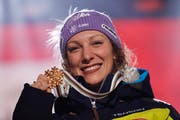 Ilka Stuhec mit ihrer Goldmedaille nach der Abfahrt. (Bild: AP/Gabriele Facciotti (Åre, 10. Februar 2019))