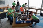 Die Schüler arbeiten an ihrem Roboter. (Bild: Nina Rudnicki)