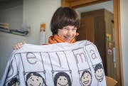 Ramona mit einem Badetuch des Vereins Angelmann Schweiz. (Bilder: Andrea Stalder)