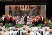 Das Schlussbild am Bernecker Jodlersonntag vom letzten August mit dem Jodelchörli Berneck, dem Jodelklub Oberwinterthur, dem Chinderjodelchörli Mosnang und weiteren Mitwirkenden. (Bild: led)