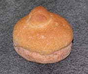 Während in der Schweiz Agathabrötchen nur entfernt an Brüste erinnern, sind die Franzosen mit ihren Darstellungen deutlicher. (Bild: PD)