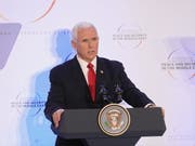 US-Vizeminister Mike Pence hat an der Sicherheitskonferenz in Warschau am Donnerstag die EU eindringlich aufgefordert, das Atomabkommen mit dem Iran fallen zu lassen. (Bild: KEYSTONE/EPA PAP/PAWEL SUPERNAK)