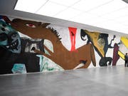 Blick auf einen Teil des 140 Meter langen und 4,40 Meter hohen Bilds «Die Umgebung der Liebe» von Martin Disler im Kunstmuseum in Chur. Die Ausstellung ist bis am 26. Mai zu sehen.(KEYSTONE/Gian Ehrenzeller) (Bild: KEYSTONE/GIAN EHRENZELLER)