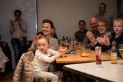 Freunde und Bekannte verfolgen das Rennen von Andrea Ellenberger im Glasi-Restaurant. (Bild: Manuela Jans-Koch (Hergiswil, 14. Februar 2019))