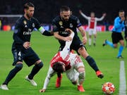 Real Madrids Captain Sergio Ramos (links) könnte nun auch in den Viertelfinals der Champions League fehlen (Bild: KEYSTONE/AP/PETER DEJONG)