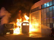 Flammeninferno in Schlieren ZH: Auf einem Firmengelände sind zwei LKWs und zwei Cars ausgebrannt. (Bild: Kapo ZH)