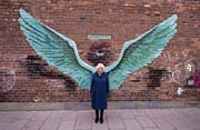 Wir sind alle Engel. Zumindest vor dieser Wand in Liverpool sind alle gleich. (Bild: Peter Byrne/Keystone (Liverpool, 12. Februar 2019))
