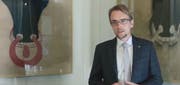 Der Urner Finanzdirektor Urs Janett äussert sich einem Videointerview zur Lohngleichheit bei der kantonalen Verwaltung Uri. (Screenshot Youtube)