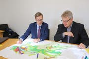 Die Gemeindepräsidenten Andreas Opprecht (Sulgen) und Heinz Keller (Kradolf-Schönenberg) studieren den Zonenplan. (Bild: Hannelore Bruderer)