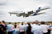 Ein Airbus A380 hebt bei einer Flugvorführung in der südenglischen Grafschaft Hampshire ab. (Bild: Leon Neal/AFP (16. Juli 2014))