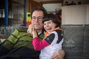 Zeigt ihre Liebe herzhaft: Ramona umarmt ihren Papi Patrick Huber.