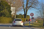 Etwa 150 Meter nach dieser Tempo-50-Tafel soll unterhalb des Schlossguts Bachtobel eine Tempo-60-Tafel installiert werden. (Bild: Mario Testa)