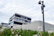 Aus dem heutigen Empfangs- und Verfahrenszentrum (EVZ) wird ein Bundesasylzentrum ohne Verfahren (BAZoV). Das Gebäude an der Döbelistrasse in Kreuzlingen wird noch umgebaut von heute 290 Betten auf künftig 310 Plätze. (Bild: Nana do Carmo)