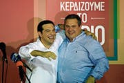 Da waren sie noch Freunde: Der griechische Premier Alexis Tsipras (links) und sein Koalitionspartner Panos Kammenos beim Wahlsieg von Tsipras im Jahr 2015. Bild: Lefteris Pitarakis/AP (Athen, 20. September 2015)