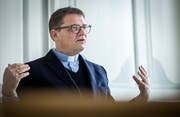 Bischof Felix Gmür spricht am Sitz des Bistums Basel in Solothurn. Bild: Reto Martin.