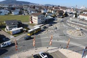 Busbevorzugung auf der Flawilerstrasse: In Fahrtrichtung Schwarzenbach gibt es einen Bypass. In Fahrtrichtung Wil verfügt die mittlere Spur über eine Lichtsignalanlage, die dem Bus die freie Fahrt ermöglicht.